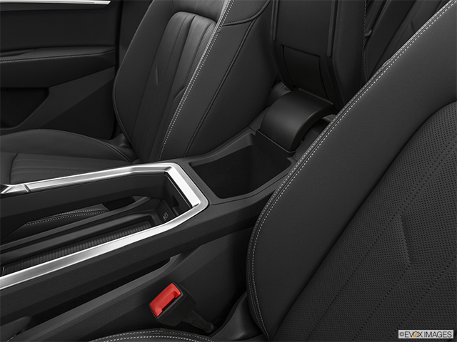 2022 Audi e-tron | Front center divider