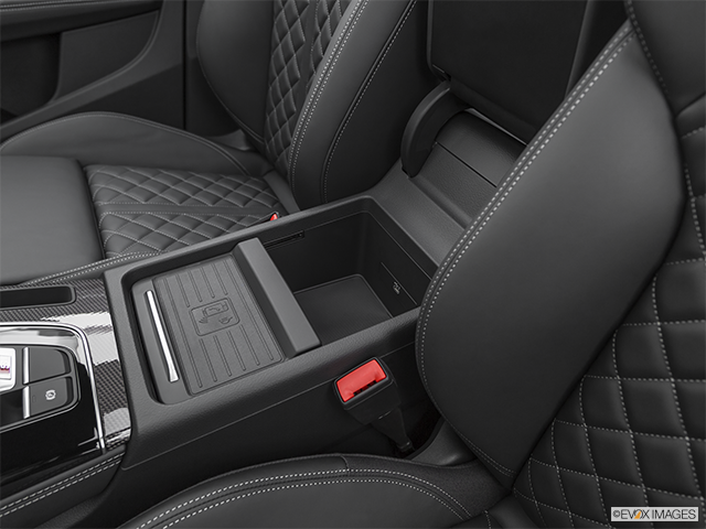 2022 Audi SQ5 | Front center divider