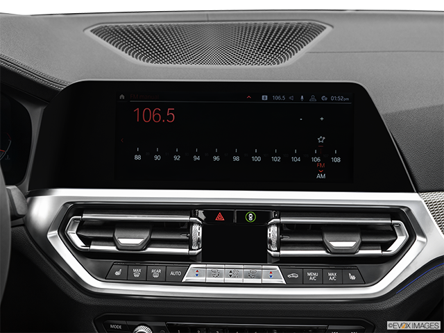 2022 BMW 3 Series | Closeup of radio head unit
