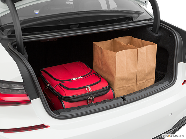 2022 BMW 3 Series | Trunk props