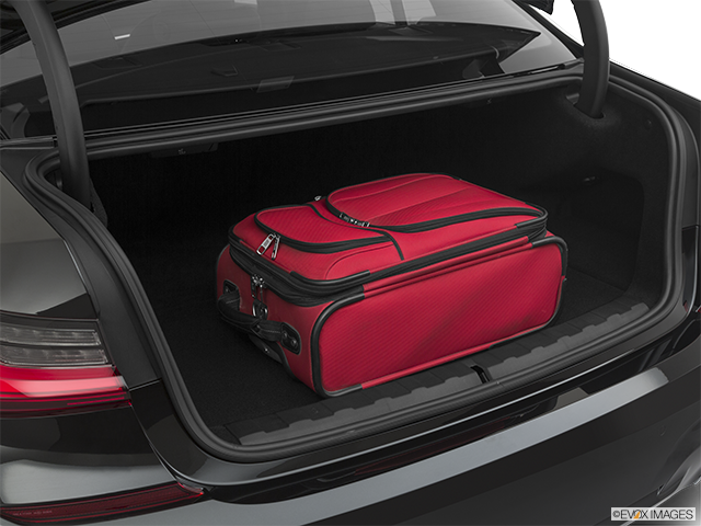 2022 BMW 3 Series | Trunk props