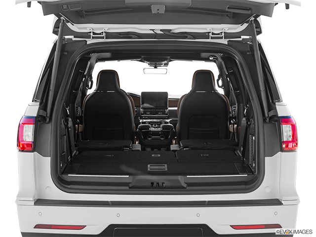 2023 Lincoln Navigator | Hatchback & SUV rear angle