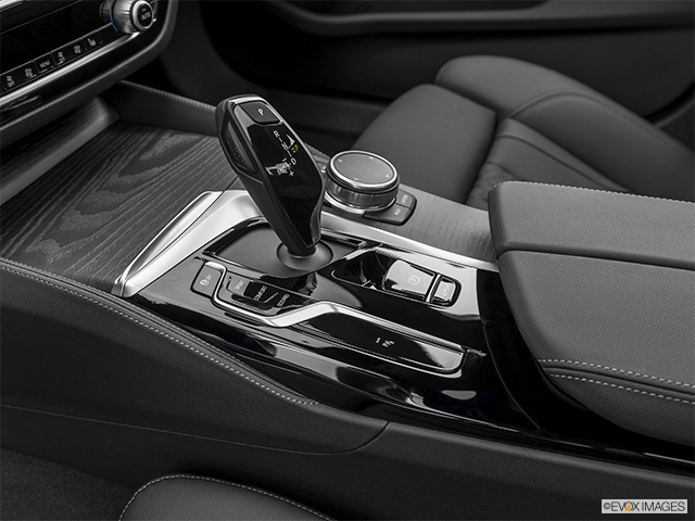 2022 BMW 5 Series | Gear shifter/center console
