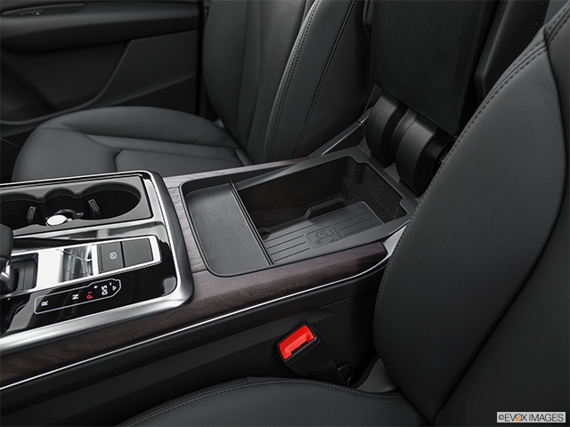 2022 Audi Q7 | Front center divider