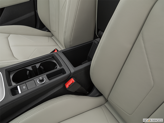 2022 Audi Q3 | Front center divider