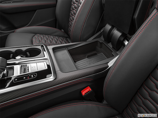 2022 Audi RS Q8 | Front center divider