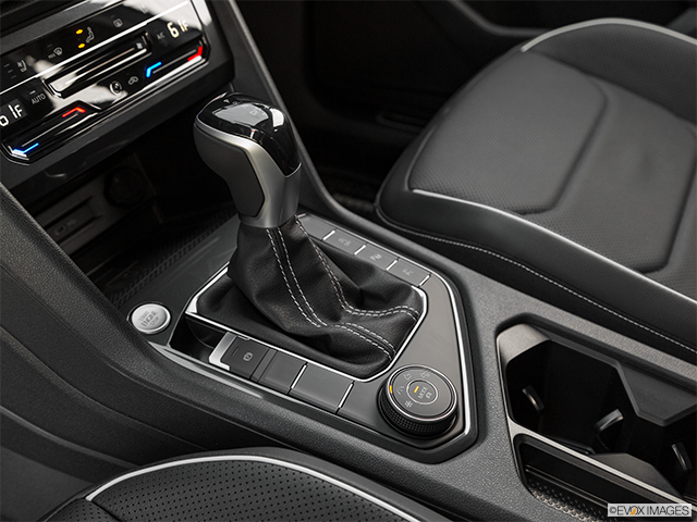 2022 Volkswagen Tiguan | Gear shifter/center console