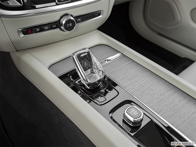 2022 Volvo S60 | Gear shifter/center console