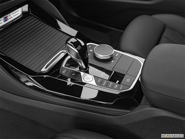 2024 BMW X4 | Gear shifter/center console