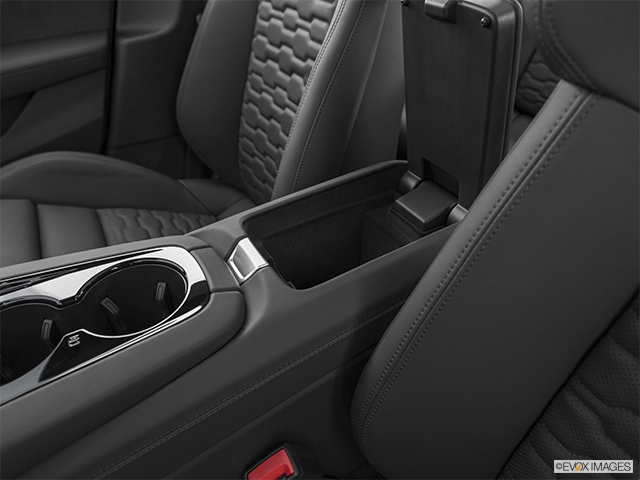 2022 Audi e-tron GT | Front center divider