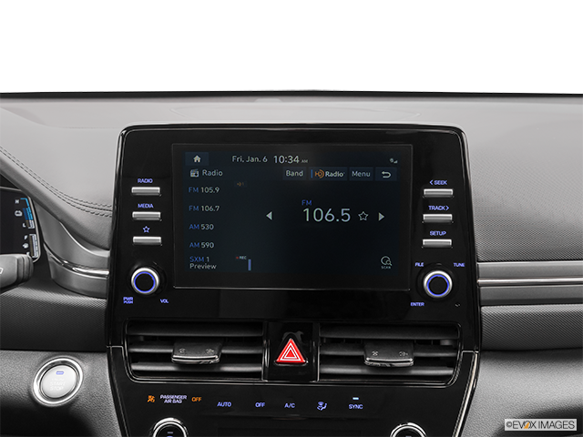 2022 Hyundai IONIQ Plug-In Hybrid | Closeup of radio head unit