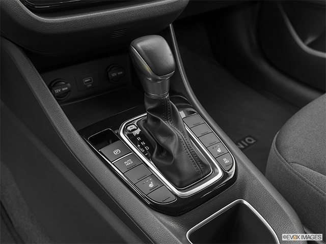 2022 Hyundai IONIQ Plug-In Hybrid | Gear shifter/center console