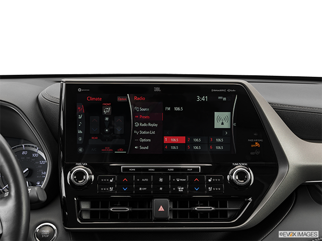 2022 Toyota Highlander | Closeup of radio head unit