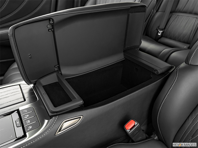2022 Lexus LS 500h AWD | Front center divider