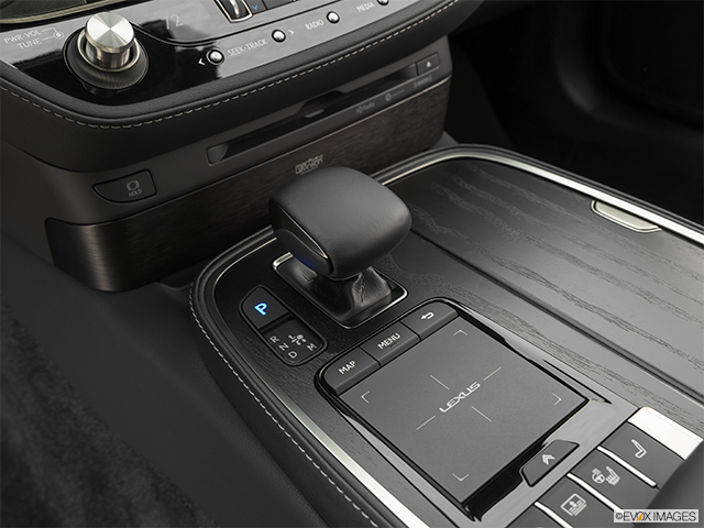 2022 Lexus LS 500h AWD | Gear shifter/center console