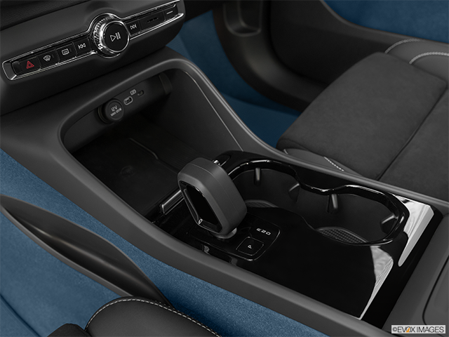 2023 Volvo C40 | Gear shifter/center console