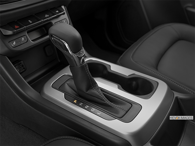 2022 Chevrolet Colorado | Gear shifter/center console