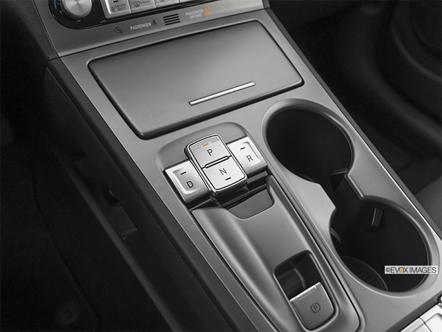 2022 Hyundai KONA electric | Gear shifter/center console