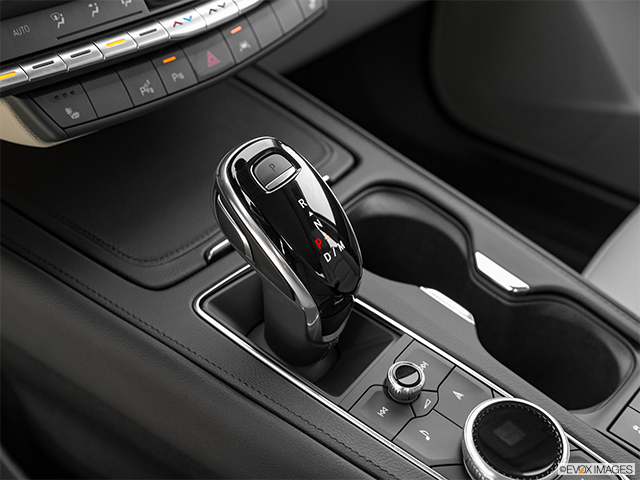 2022 Cadillac XT4 | Gear shifter/center console