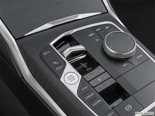 2024 BMW 3 Series | Gear shifter/center console