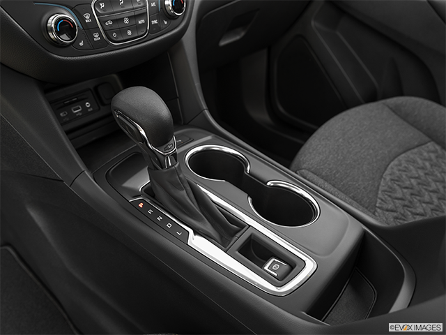 2023 Chevrolet Equinox | Gear shifter/center console