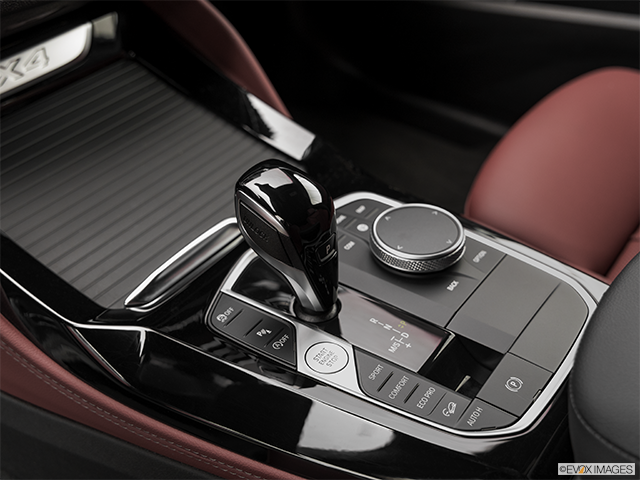 2023 BMW X4 | Gear shifter/center console