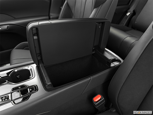 2023 Lexus RX 500h | Front center divider
