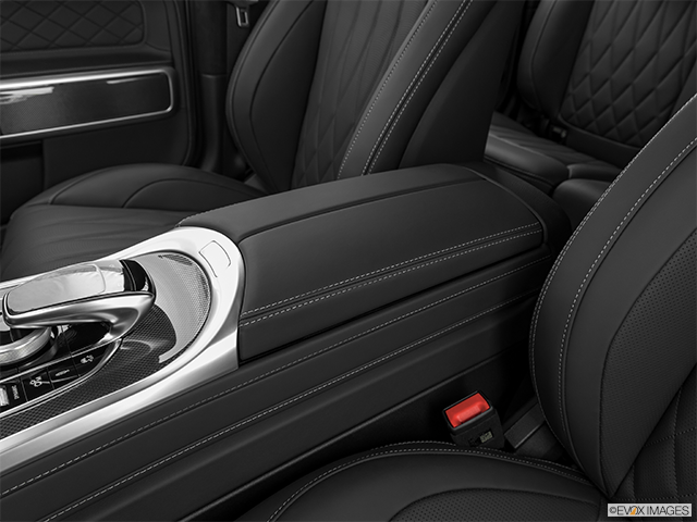2023 Mercedes-Benz Classe G | Front center console with closed lid, from driver’s side looking down