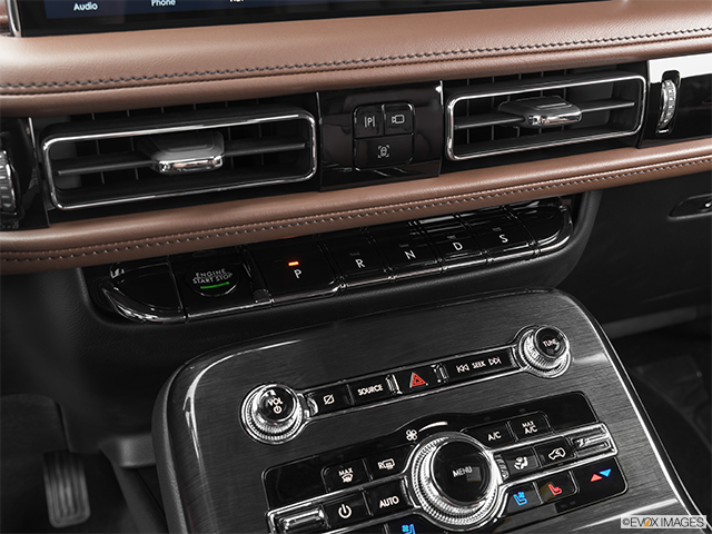 2025 Lincoln Nautilus | Gear shifter/center console