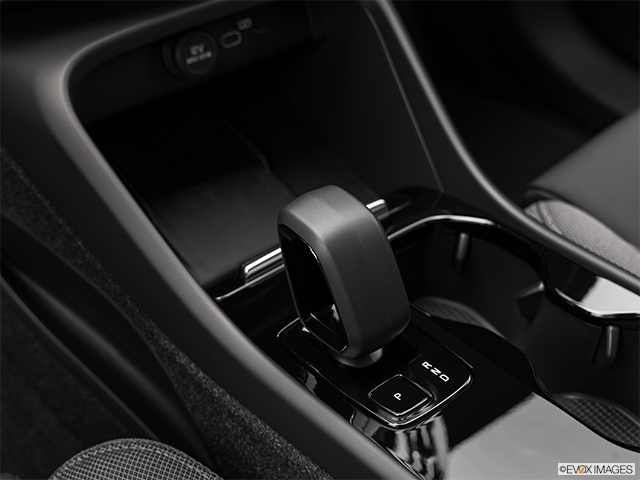 2024 Volvo C40 | Gear shifter/center console
