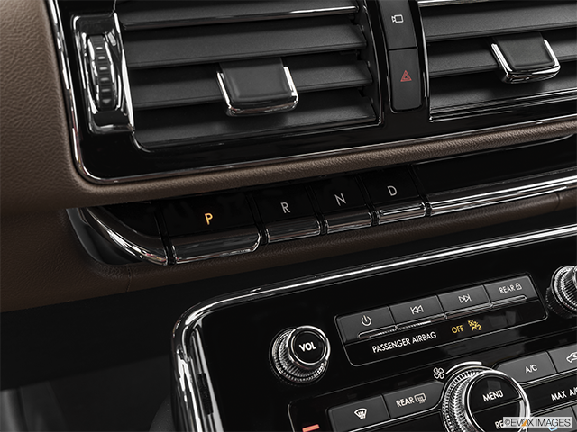 2023 Lincoln Navigator | Gear shifter/center console