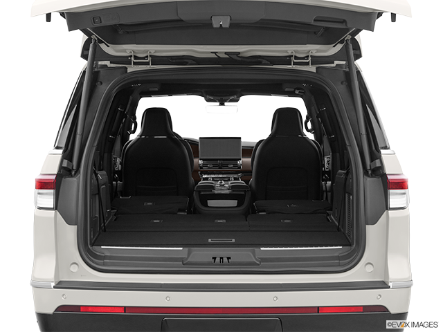 2024 Lincoln Navigator | Hatchback & SUV rear angle