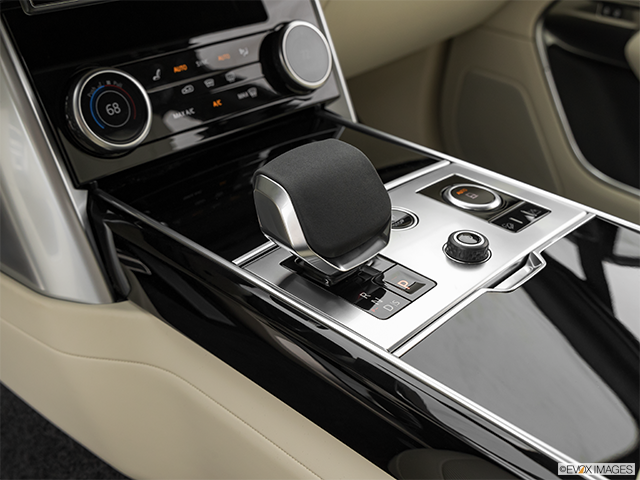 2024 Land Rover Range Rover | Gear shifter/center console