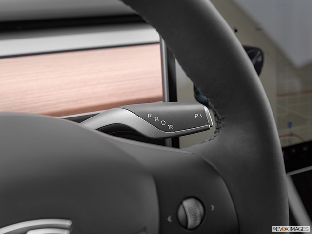 2024 Tesla Model 3 | Gear shifter/center console