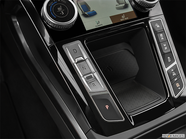 2024 Jaguar I-PACE | Gear shifter/center console