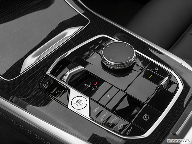 2025 BMW X7 | Gear shifter/center console