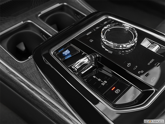 2023 BMW i7 | Gear shifter/center console