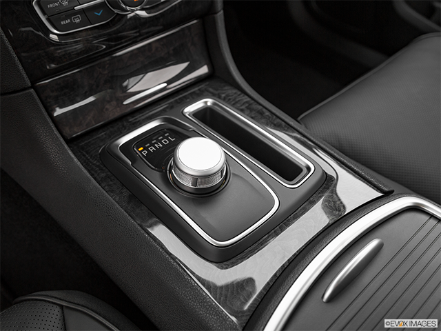 2023 Chrysler 300 | Gear shifter/center console