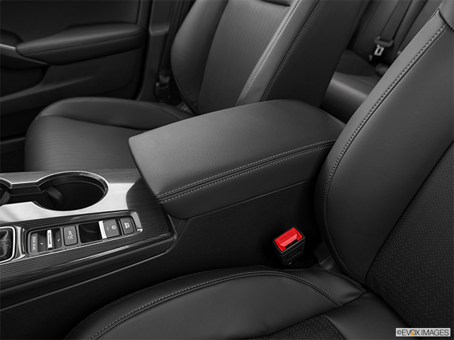 2024 Honda Civic À Hayon | Front center console with closed lid, from driver’s side looking down