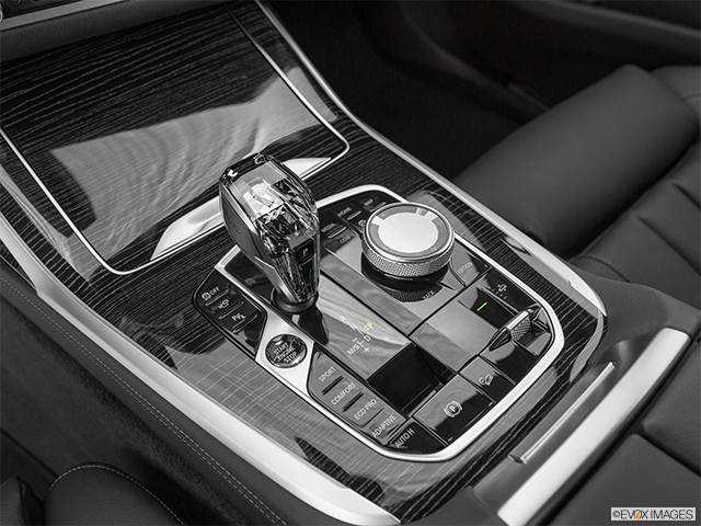 2022 BMW X7 | Gear shifter/center console