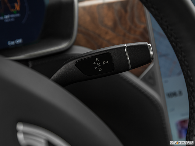 2022 Tesla Model S | Gear shifter/center console