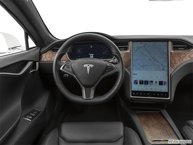 2022 Tesla Model S | Steering wheel/Center Console