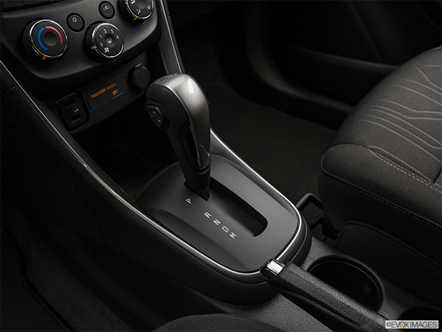 2022 Chevrolet Trax | Gear shifter/center console