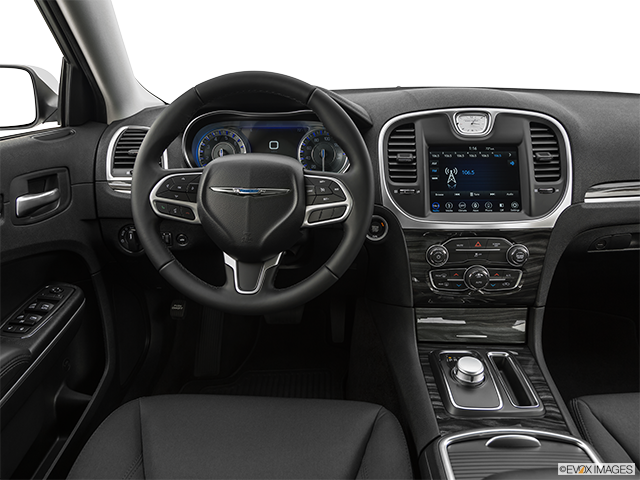 2022 Chrysler 300 | Steering wheel/Center Console