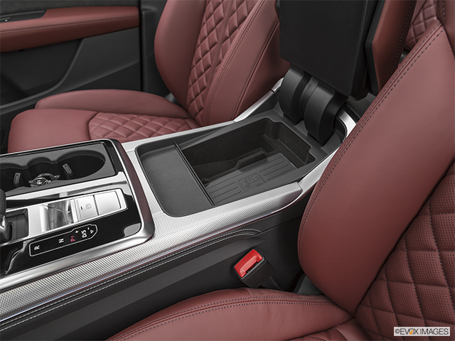 2022 Audi SQ8 | Front center divider