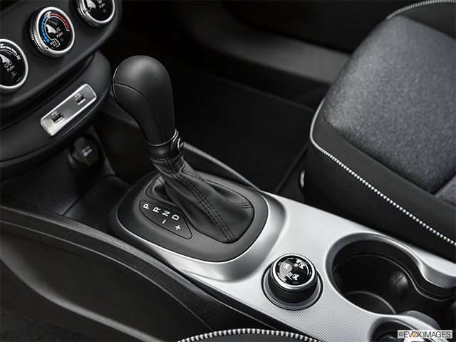 2023 Fiat 500X | Gear shifter/center console