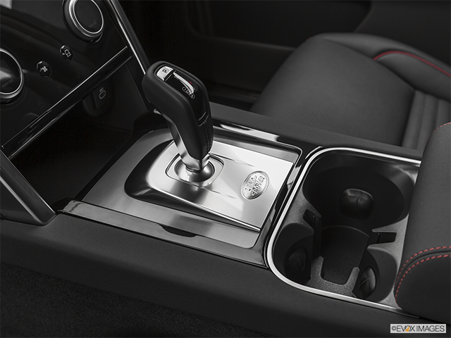 2022 Land Rover Discovery Sport | Gear shifter/center console