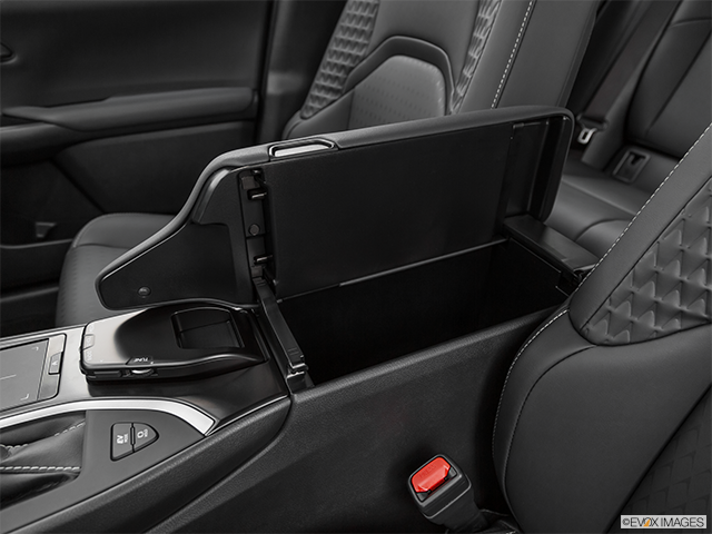 2022 Lexus UX 250h | Front center divider