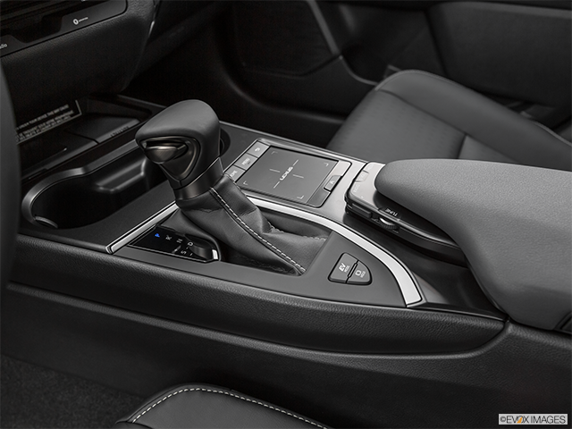 2022 Lexus UX 250h | Gear shifter/center console