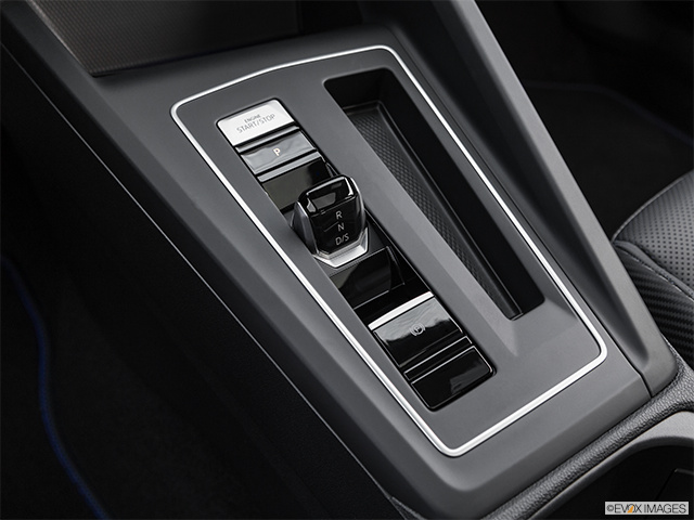 2022 Volkswagen Golf R | Gear shifter/center console